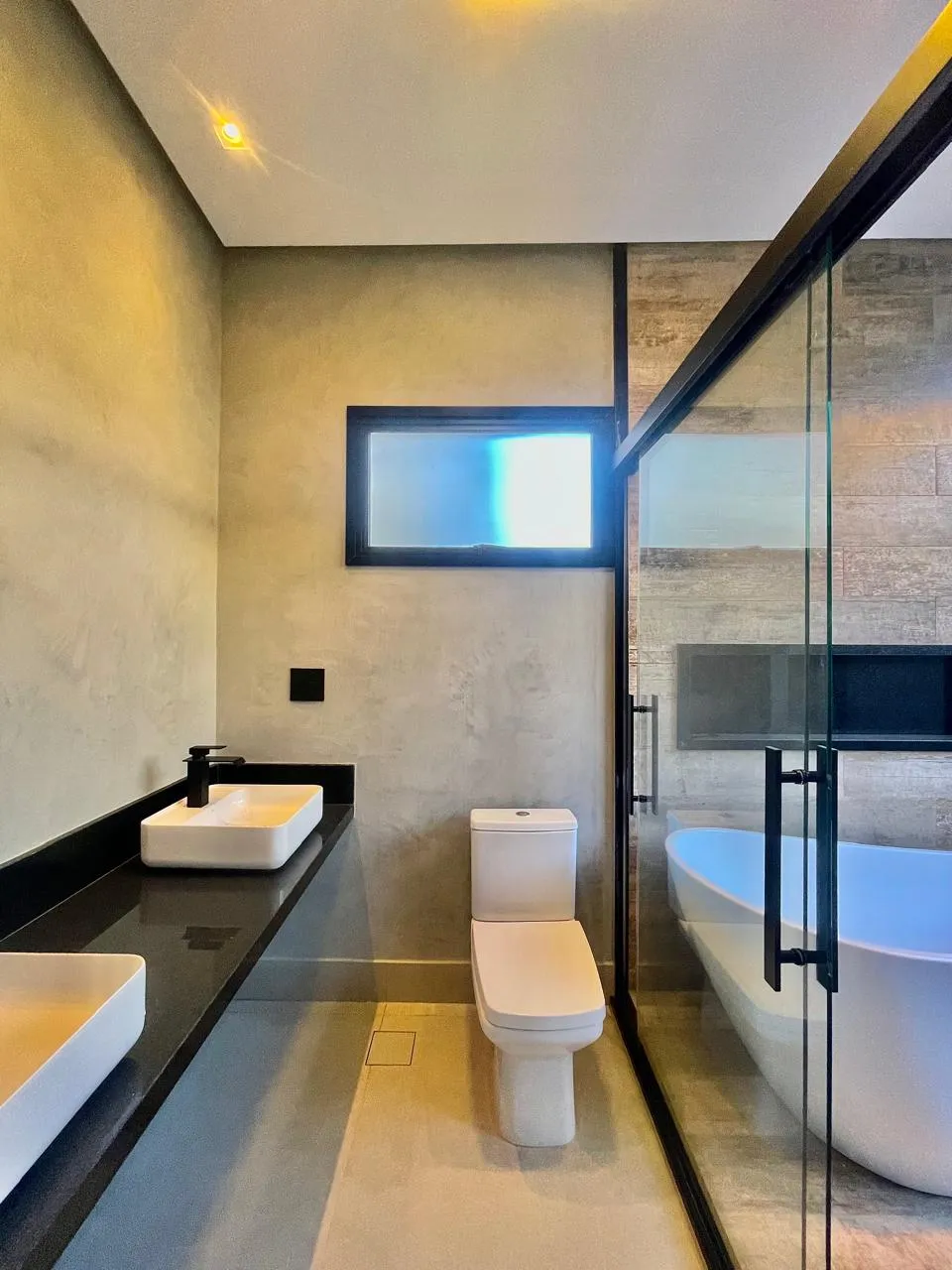 Sobrado à Venda Mobiliada com 3 suítes sendo 1 master com closet, escritório e área gourmet com piscina, 313m² no Condomínio Alphaville Nova Esplanada 4 em Votorantim/SP