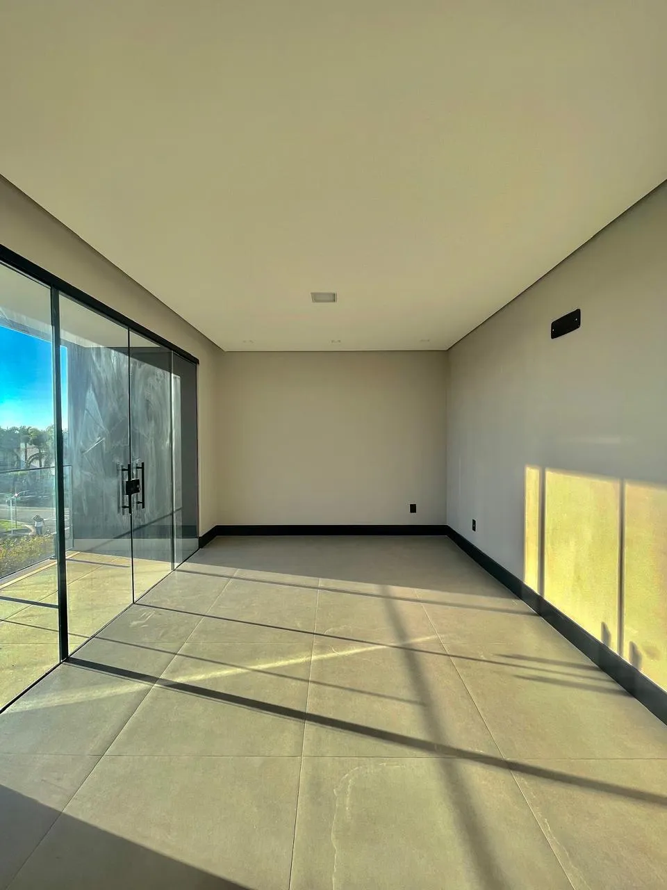 Sobrado à Venda Mobiliada com 3 suítes sendo 1 master com closet, escritório e área gourmet com piscina, 313m² no Condomínio Alphaville Nova Esplanada 4 em Votorantim/SP