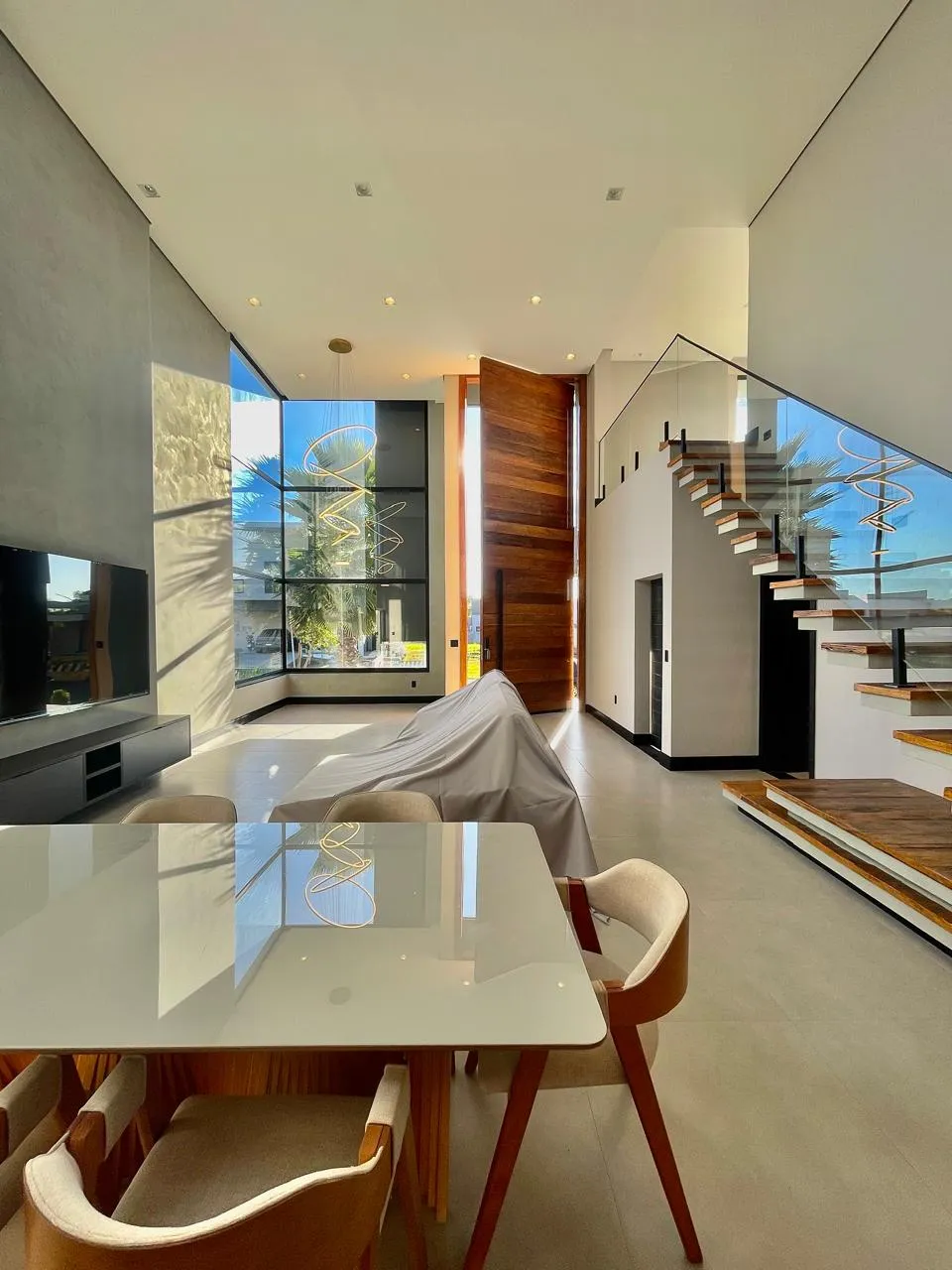 Sobrado à Venda Mobiliada com 3 suítes sendo 1 master com closet, escritório e área gourmet com piscina, 313m² no Condomínio Alphaville Nova Esplanada 4 em Votorantim/SP