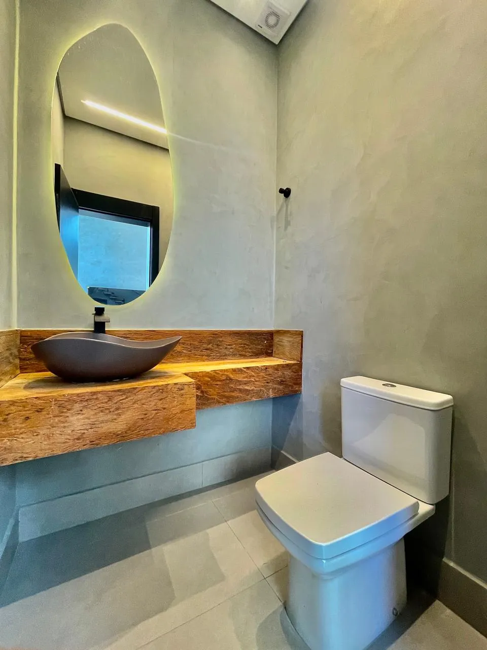 Sobrado à Venda Mobiliada com 3 suítes sendo 1 master com closet, escritório e área gourmet com piscina, 313m² no Condomínio Alphaville Nova Esplanada 4 em Votorantim/SP