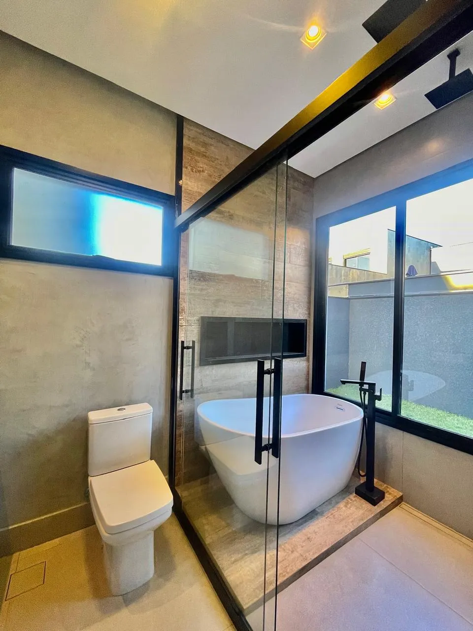Sobrado à Venda Mobiliada com 3 suítes sendo 1 master com closet, escritório e área gourmet com piscina, 313m² no Condomínio Alphaville Nova Esplanada 4 em Votorantim/SP