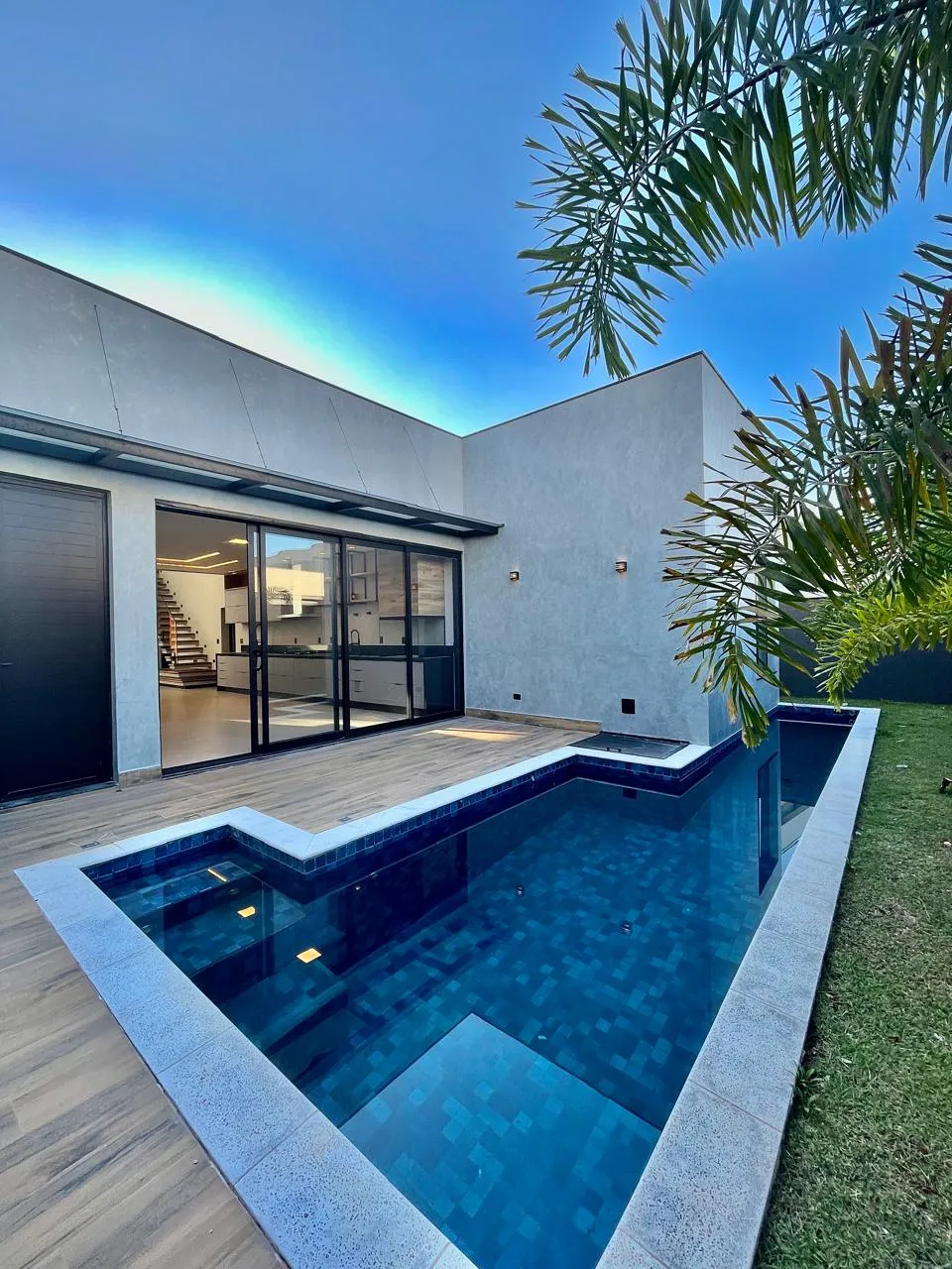 Sobrado à Venda Mobiliada com 3 suítes sendo 1 master com closet, escritório e área gourmet com piscina, 313m² no Condomínio Alphaville Nova Esplanada 4 em Votorantim/SP