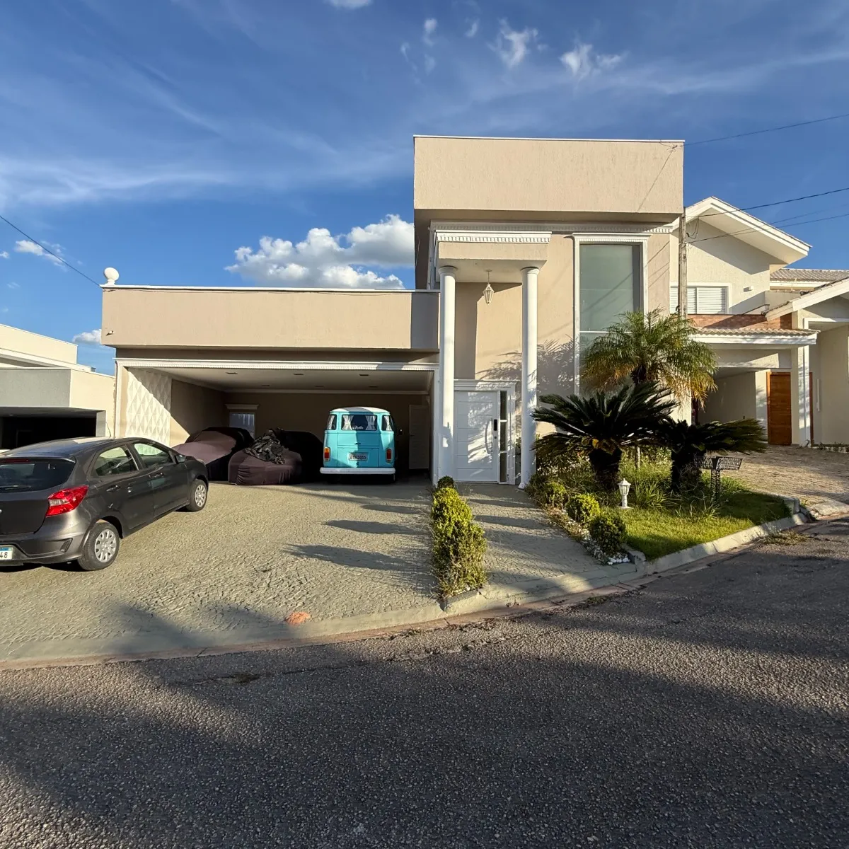 Sobrado à Venda com 3 suítes sendo 1 master e ampla área gourmet com piscina, 256m² no Condomínio Belvedere 2 em Votorantim/SP