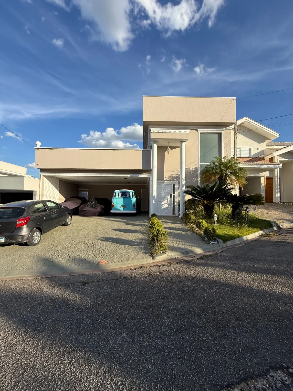 Sobrado à Venda com 3 suítes sendo 1 master e ampla área gourmet com piscina, 256m² no Condomínio Belvedere 2 em Votorantim/SP