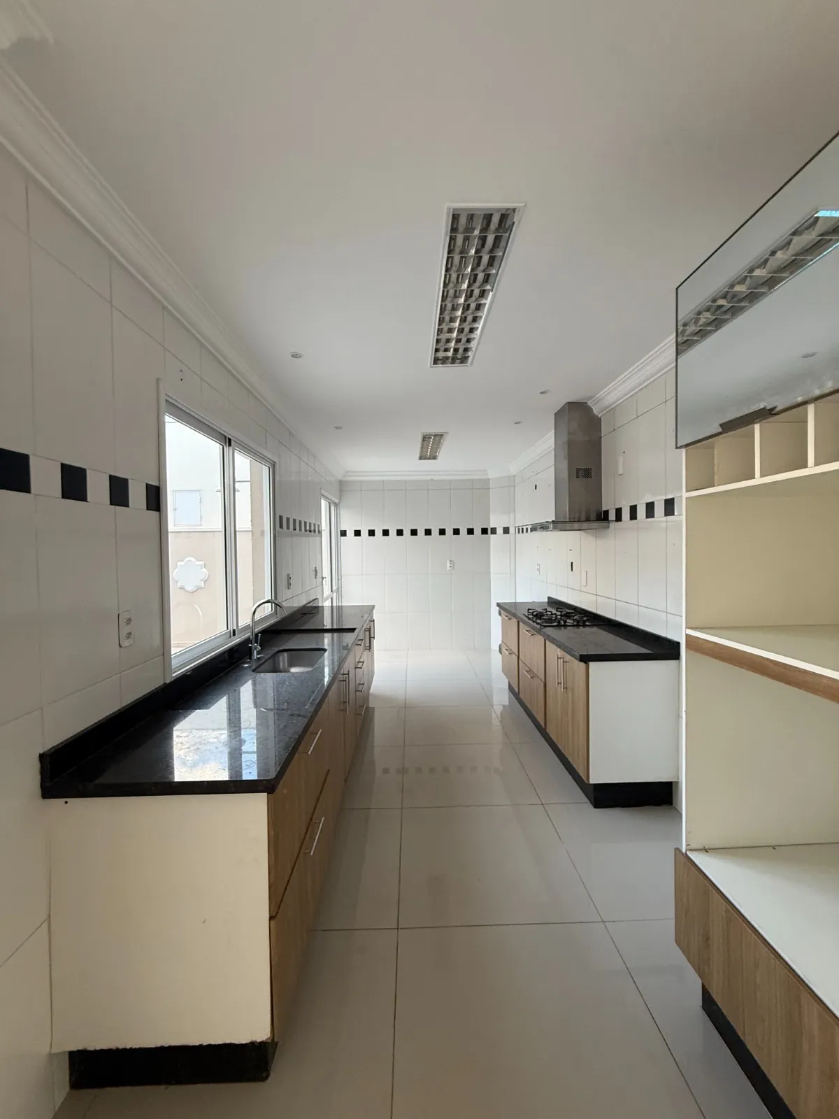 Sobrado à Venda com 3 suítes sendo 1 master e ampla área gourmet com piscina, 256m² no Condomínio Belvedere 2 em Votorantim/SP