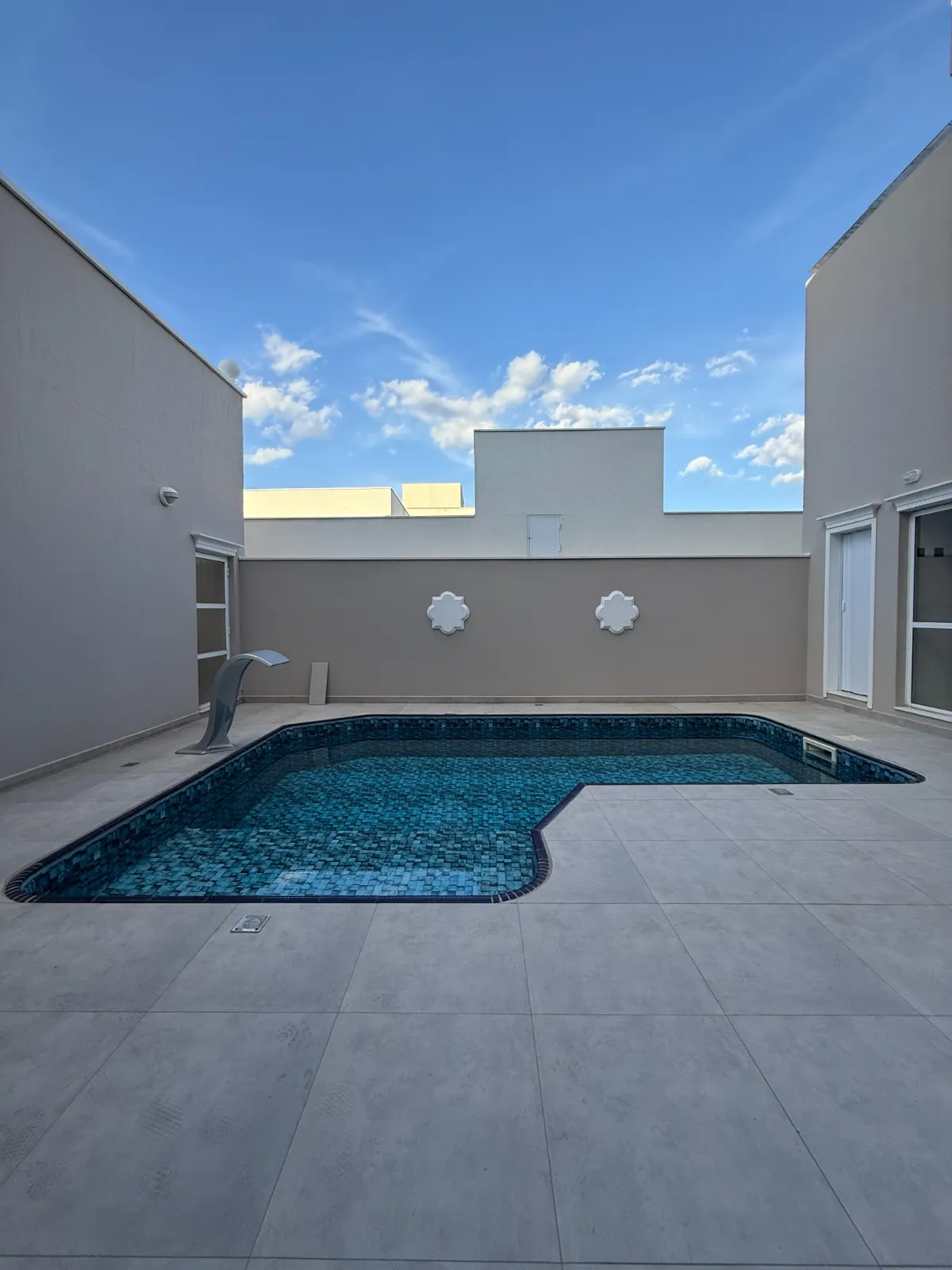 Sobrado à Venda com 3 suítes sendo 1 master e ampla área gourmet com piscina, 256m² no Condomínio Belvedere 2 em Votorantim/SP