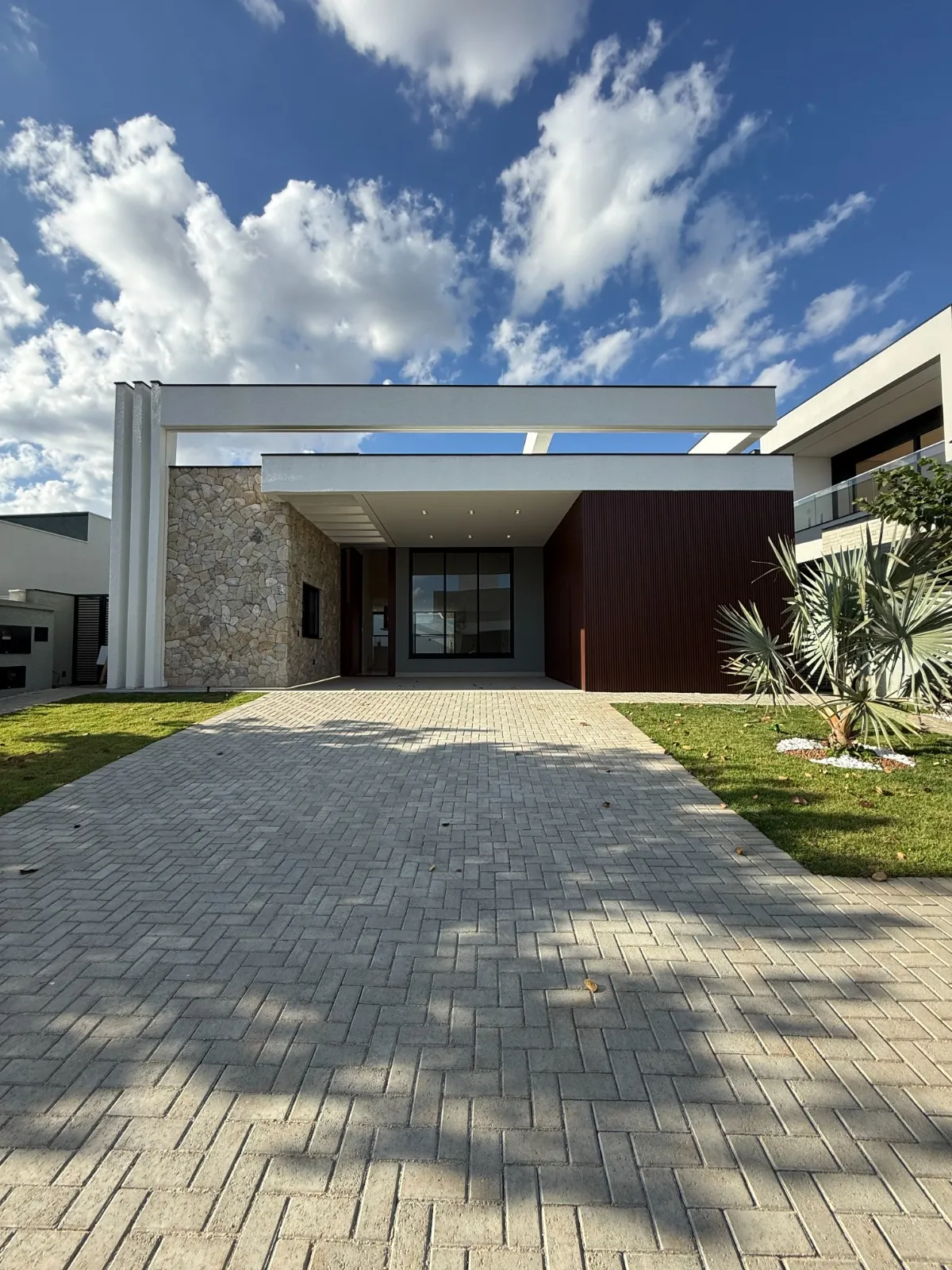 Casa Térrea à Venda com 4 suítes, escritório e ampla área gourmet com piscina, 245m² no Condomínio Alphaville Nova Esplanada 3 em Votorantim/SP