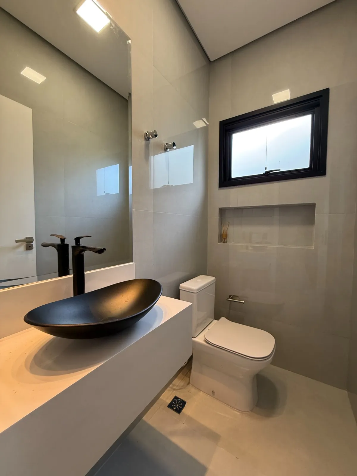 Casa Térrea à Venda com 4 suítes, escritório e ampla área gourmet com piscina, 245m² no Condomínio Alphaville Nova Esplanada 3 em Votorantim/SP