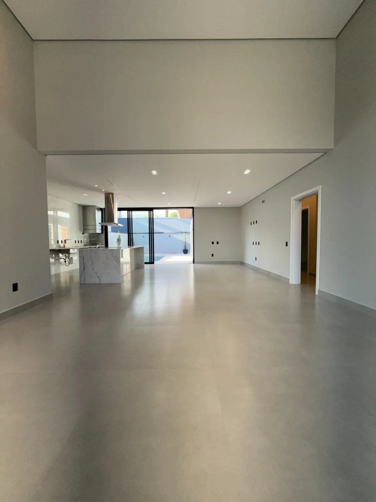 Casa Térrea à Venda com 4 suítes, escritório e ampla área gourmet com piscina, 245m² no Condomínio Alphaville Nova Esplanada 3 em Votorantim/SP