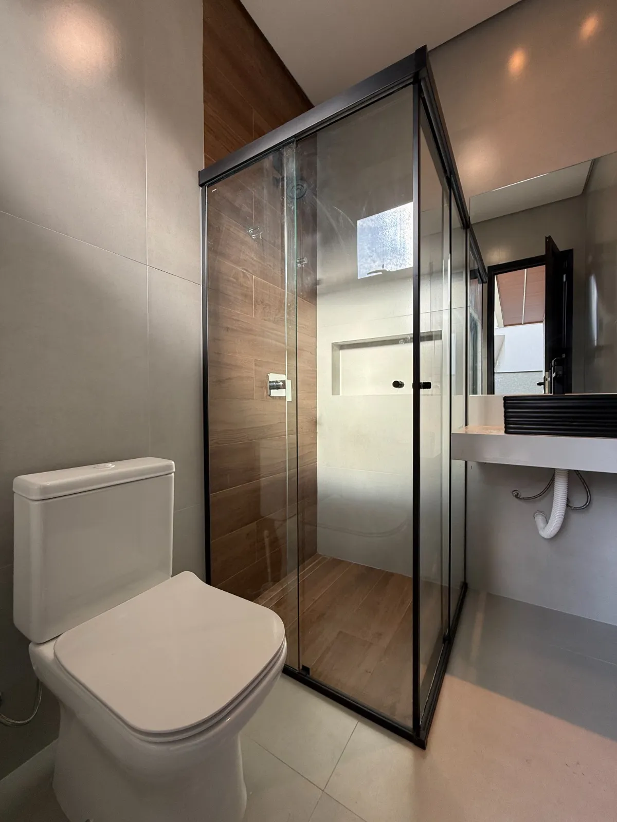 Casa Térrea à Venda com 4 suítes, escritório e ampla área gourmet com piscina, 245m² no Condomínio Alphaville Nova Esplanada 3 em Votorantim/SP