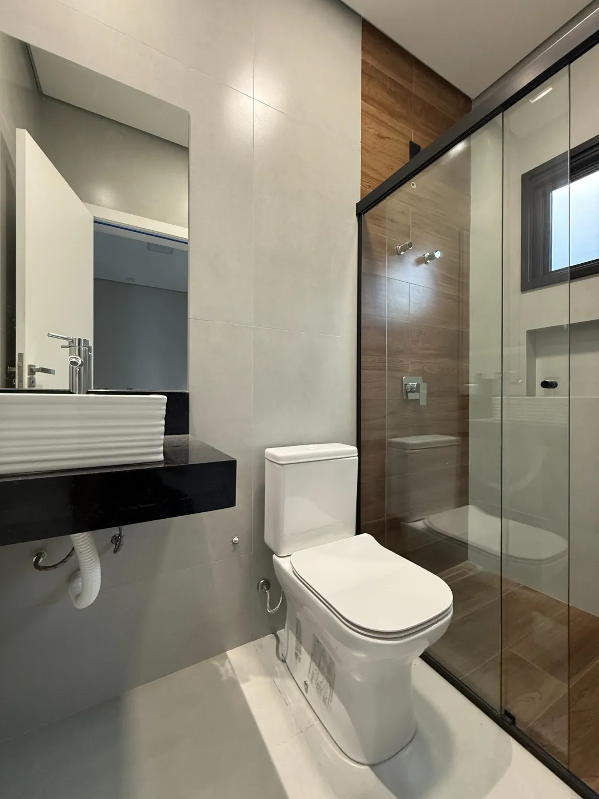 Casa Térrea à Venda com 4 suítes, escritório e ampla área gourmet com piscina, 245m² no Condomínio Alphaville Nova Esplanada 3 em Votorantim/SP