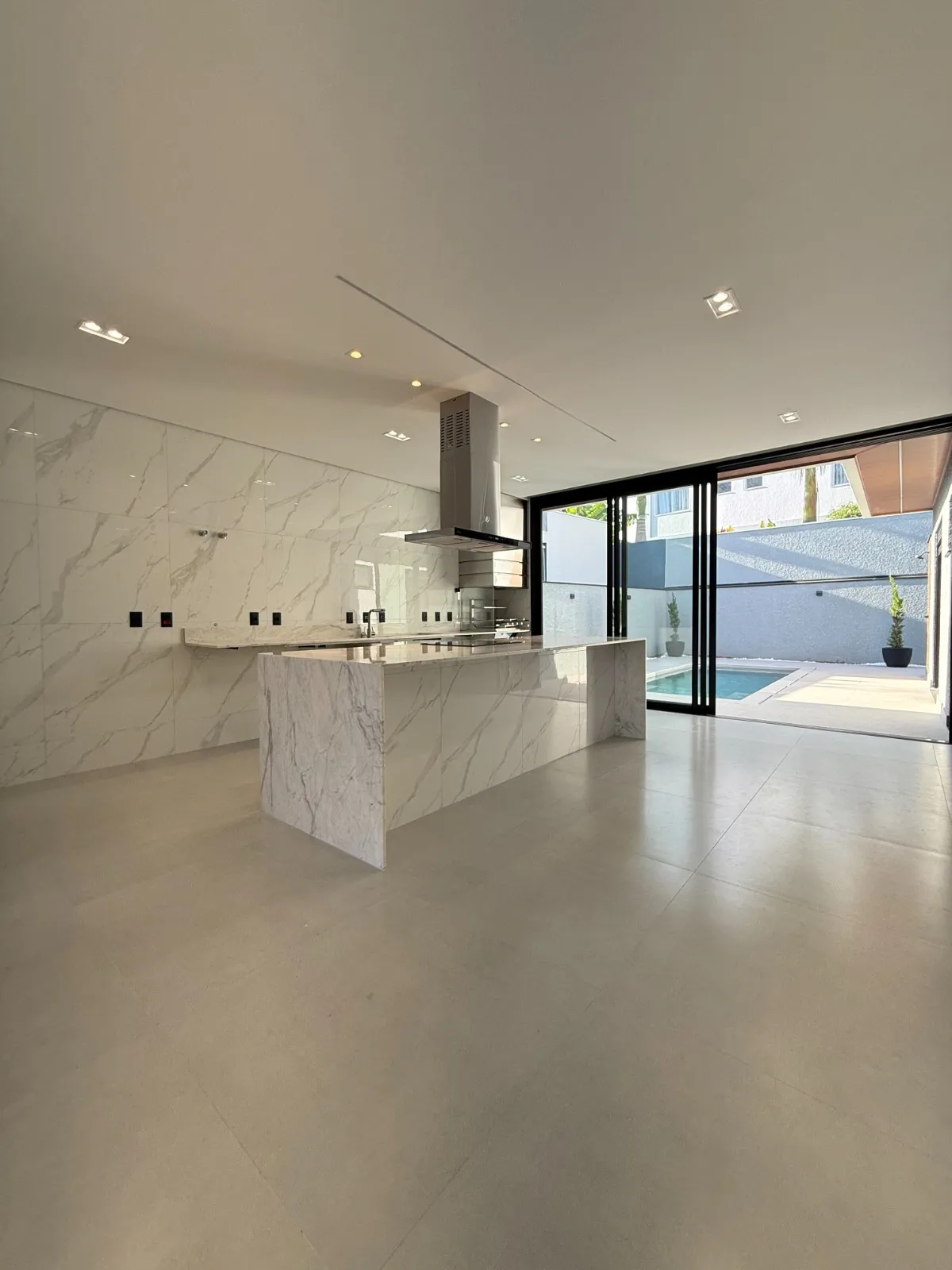 Casa Térrea à Venda com 4 suítes, escritório e ampla área gourmet com piscina, 245m² no Condomínio Alphaville Nova Esplanada 3 em Votorantim/SP