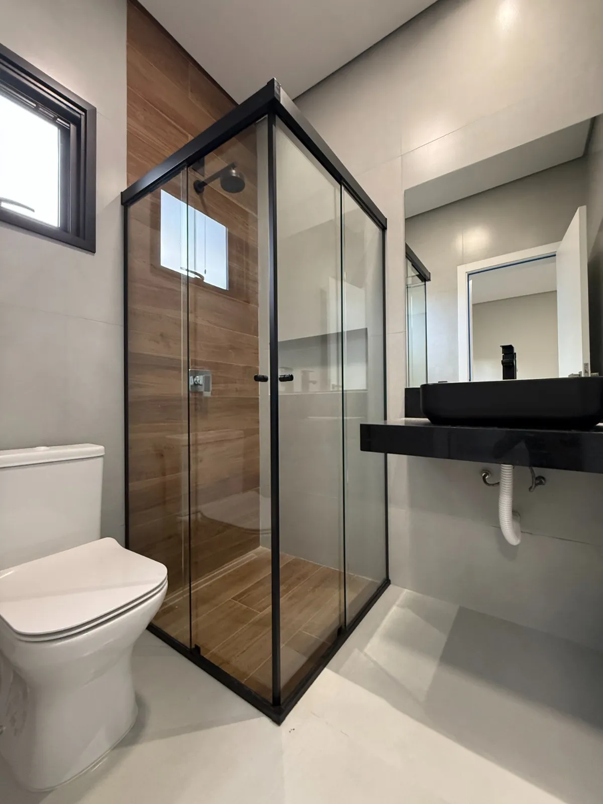 Casa Térrea à Venda com 4 suítes, escritório e ampla área gourmet com piscina, 245m² no Condomínio Alphaville Nova Esplanada 3 em Votorantim/SP