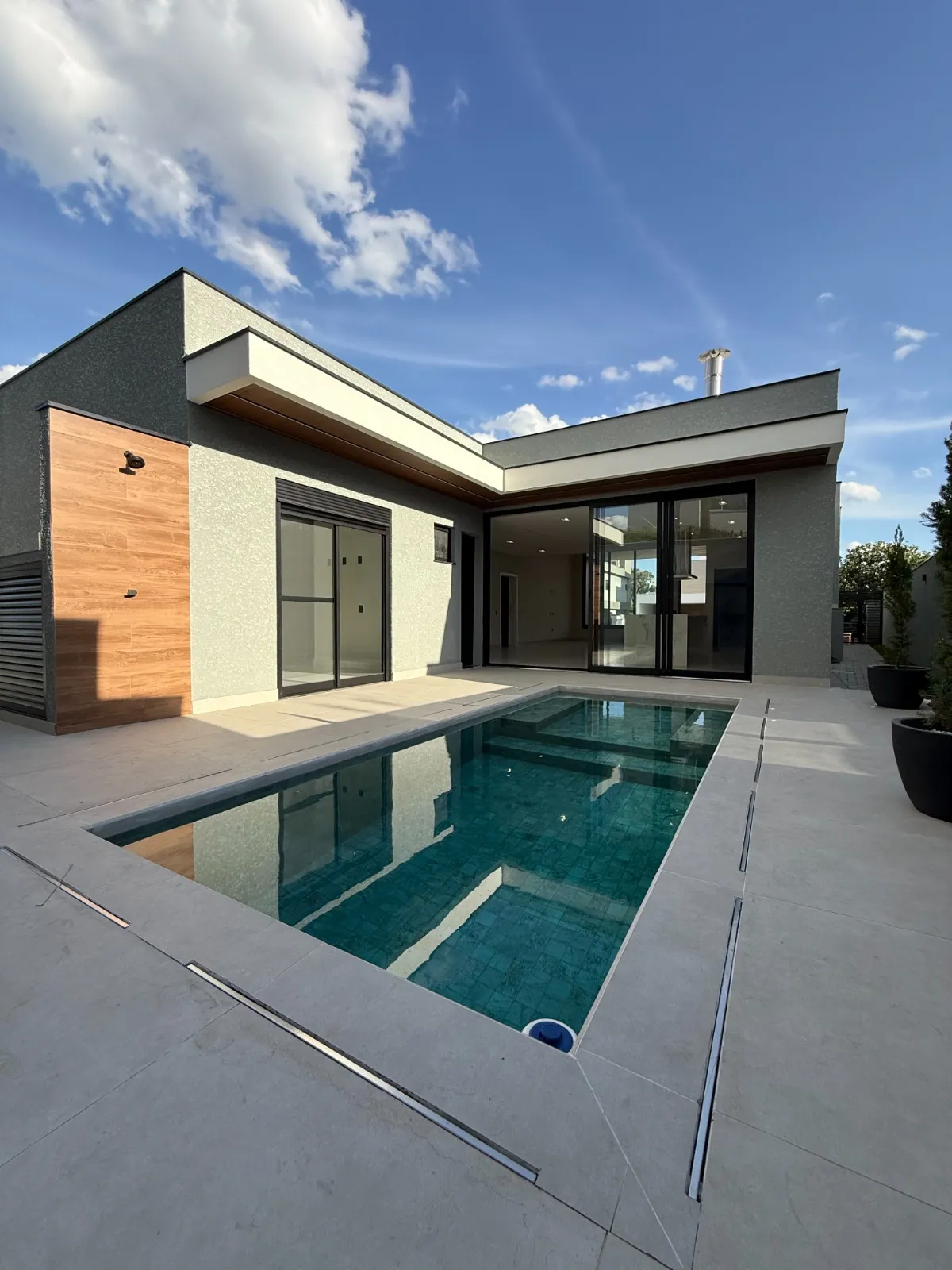Casa Térrea à Venda com 4 suítes, escritório e ampla área gourmet com piscina, 245m² no Condomínio Alphaville Nova Esplanada 3 em Votorantim/SP