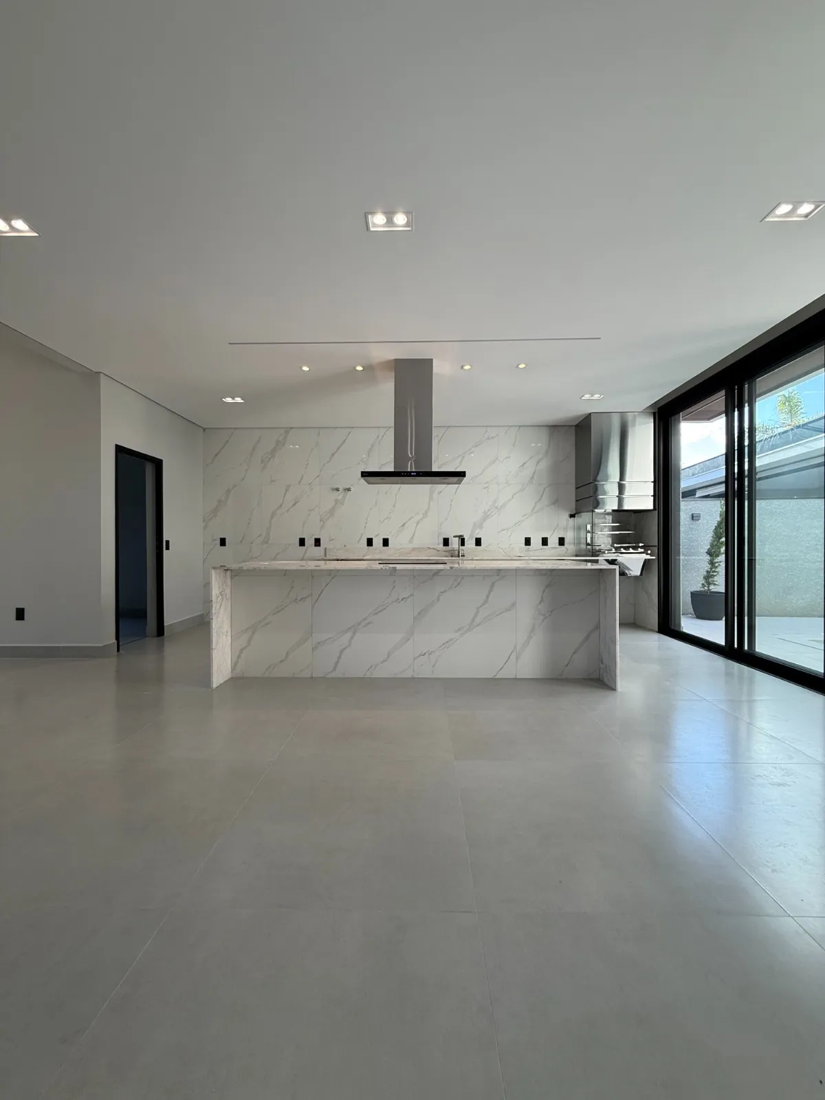 Casa Térrea à Venda com 4 suítes, escritório e ampla área gourmet com piscina, 245m² no Condomínio Alphaville Nova Esplanada 3 em Votorantim/SP