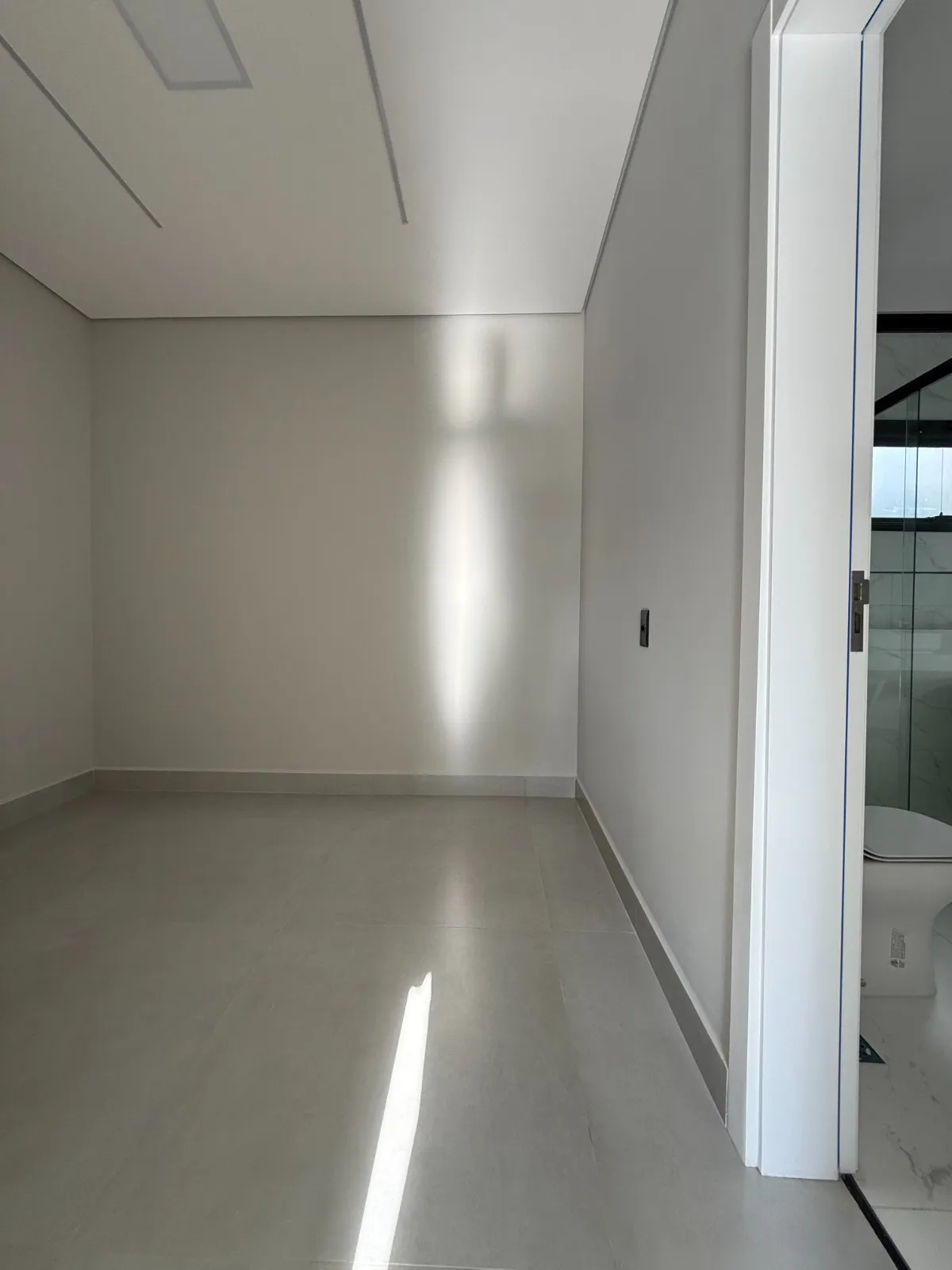 Casa Térrea à Venda com 4 suítes, escritório e ampla área gourmet com piscina, 245m² no Condomínio Alphaville Nova Esplanada 3 em Votorantim/SP