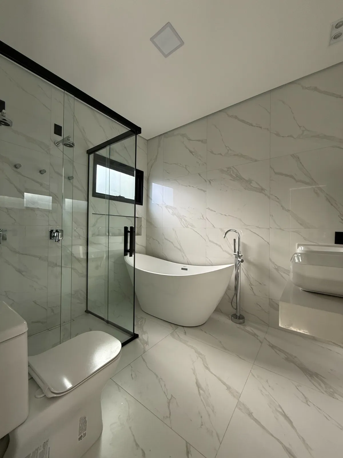 Casa Térrea à Venda com 4 suítes, escritório e ampla área gourmet com piscina, 245m² no Condomínio Alphaville Nova Esplanada 3 em Votorantim/SP