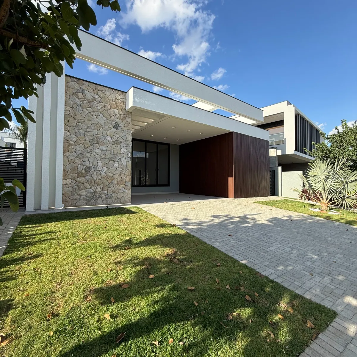 Casa Térrea à Venda com 4 suítes, escritório e ampla área gourmet com piscina, 245m² no Condomínio Alphaville Nova Esplanada 3 em Votorantim/SP