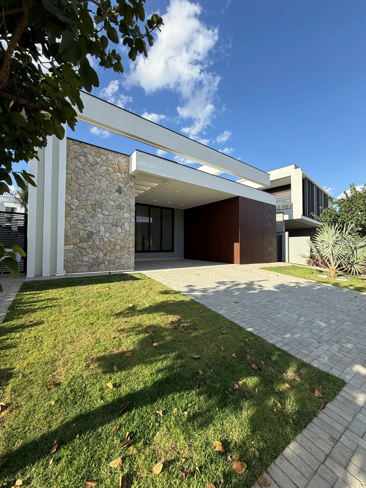 Casa Térrea à Venda com 4 suítes, escritório e ampla área gourmet com piscina, 245m² no Condomínio Alphaville Nova Esplanada 3 em Votorantim/SP