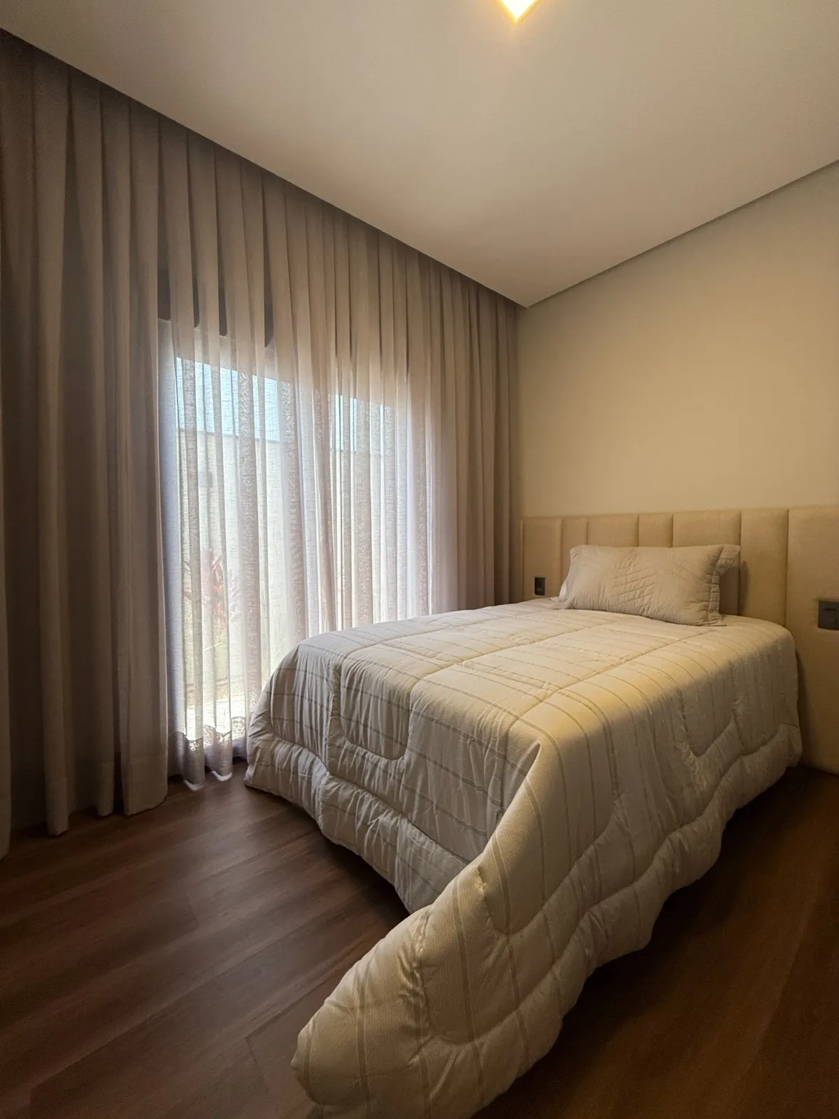 Casa Térrea Mobiliada à Venda com 4 suítes sendo 1 master e ampla área gourmet com piscina, 250m² no Condomínio Alphaville Nova Esplanada 3 em Votorantim/SP