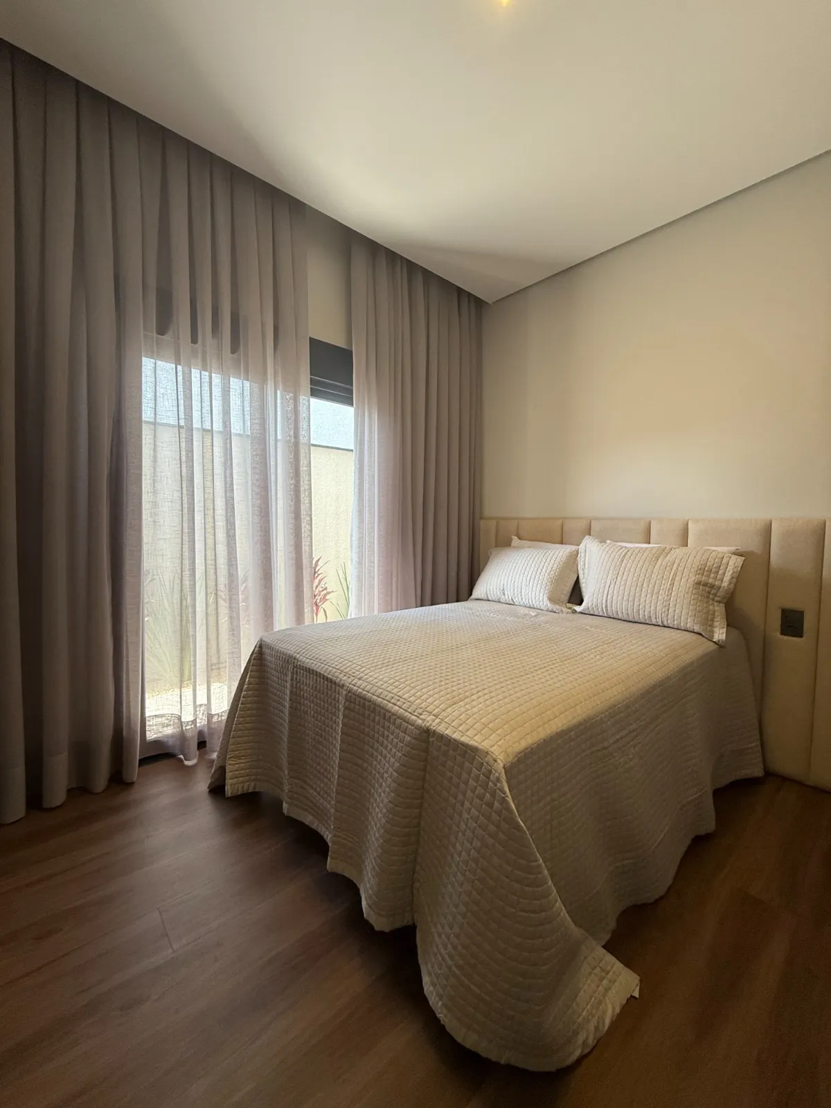 Casa Térrea Mobiliada à Venda com 4 suítes sendo 1 master e ampla área gourmet com piscina, 250m² no Condomínio Alphaville Nova Esplanada 3 em Votorantim/SP