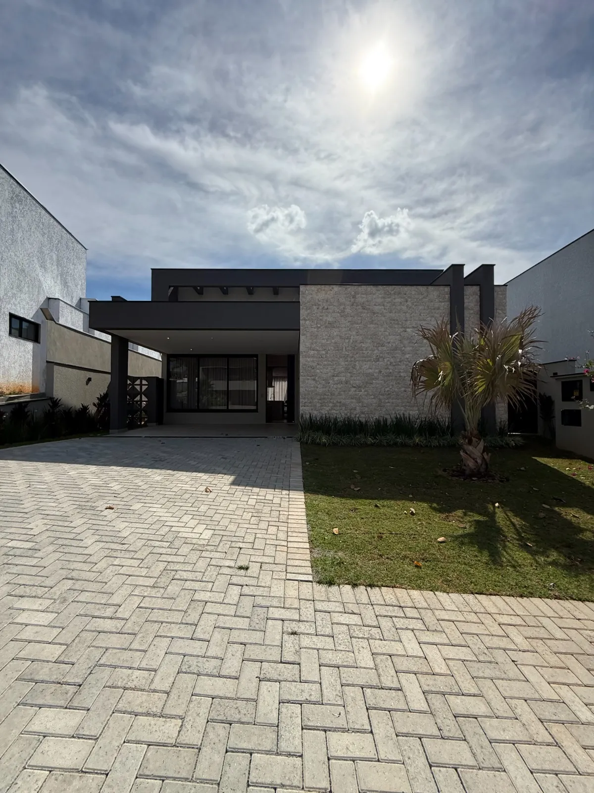 Casa Térrea Mobiliada à Venda com 4 suítes sendo 1 master e ampla área gourmet com piscina, 250m² no Condomínio Alphaville Nova Esplanada 3 em Votorantim/SP
