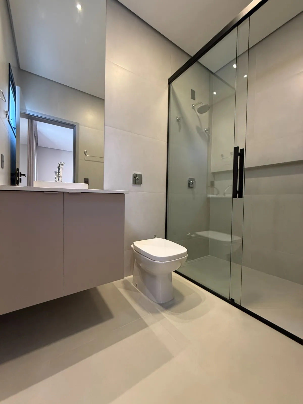 Casa Térrea Mobiliada à Venda com 4 suítes sendo 1 master e ampla área gourmet com piscina, 250m² no Condomínio Alphaville Nova Esplanada 3 em Votorantim/SP