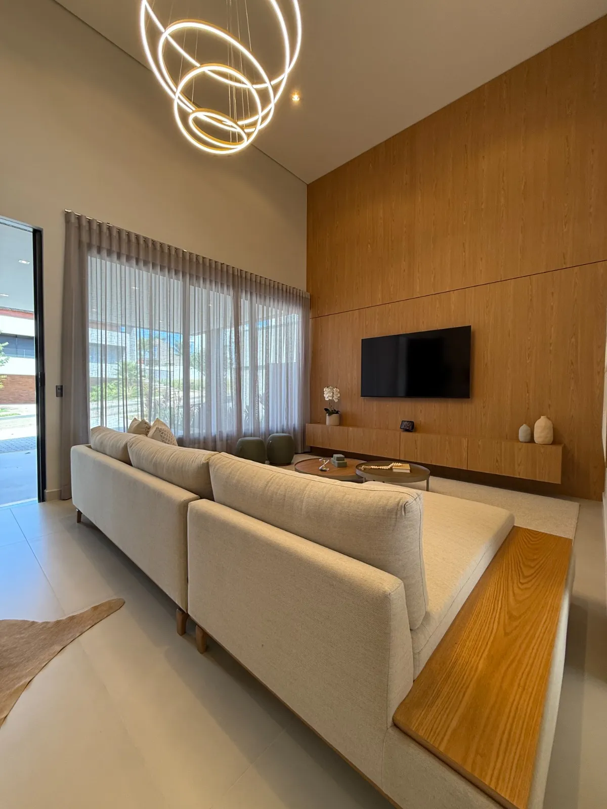 Casa Térrea Mobiliada à Venda com 4 suítes sendo 1 master e ampla área gourmet com piscina, 250m² no Condomínio Alphaville Nova Esplanada 3 em Votorantim/SP