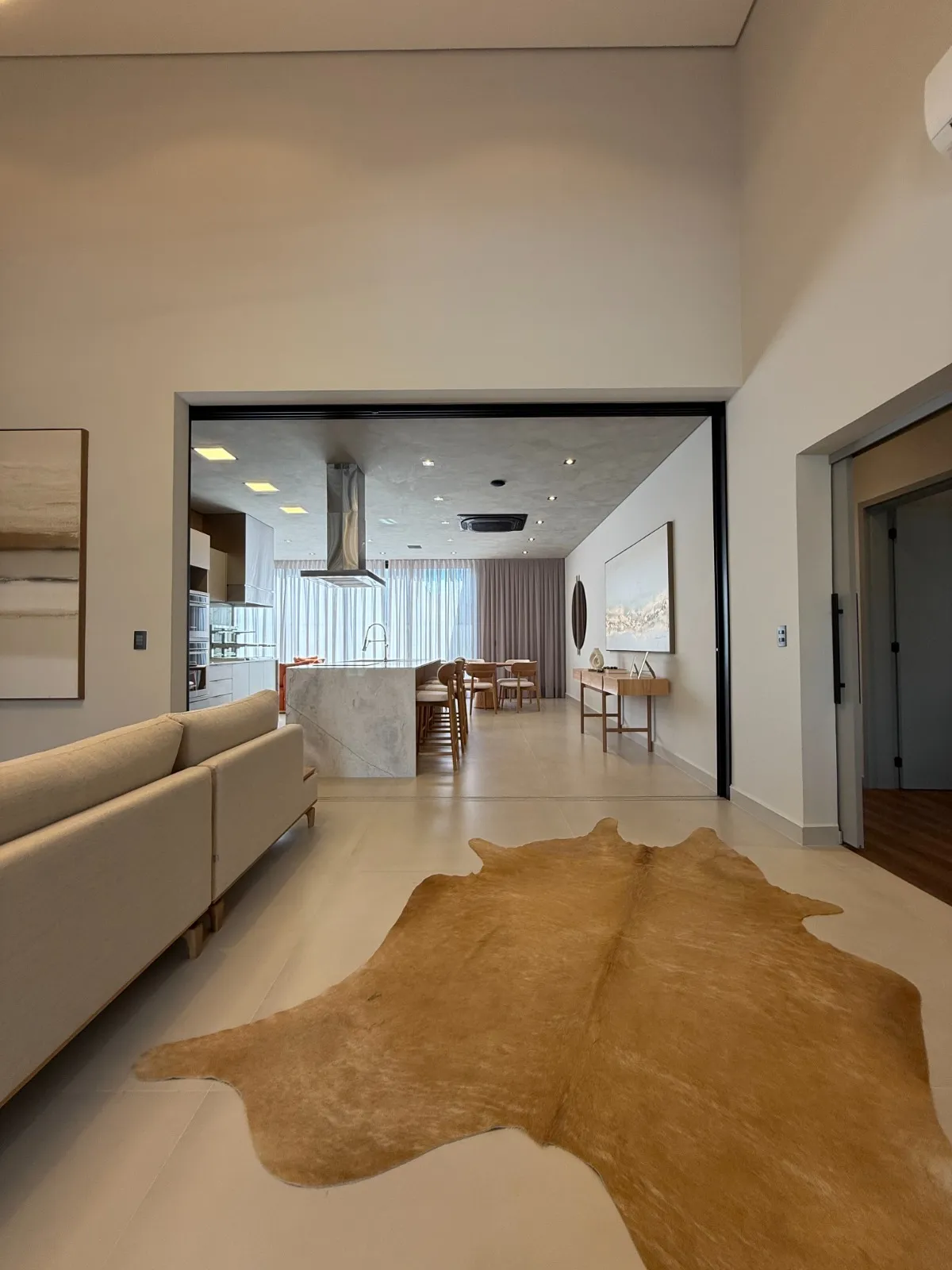 Casa Térrea Mobiliada à Venda com 4 suítes sendo 1 master e ampla área gourmet com piscina, 250m² no Condomínio Alphaville Nova Esplanada 3 em Votorantim/SP