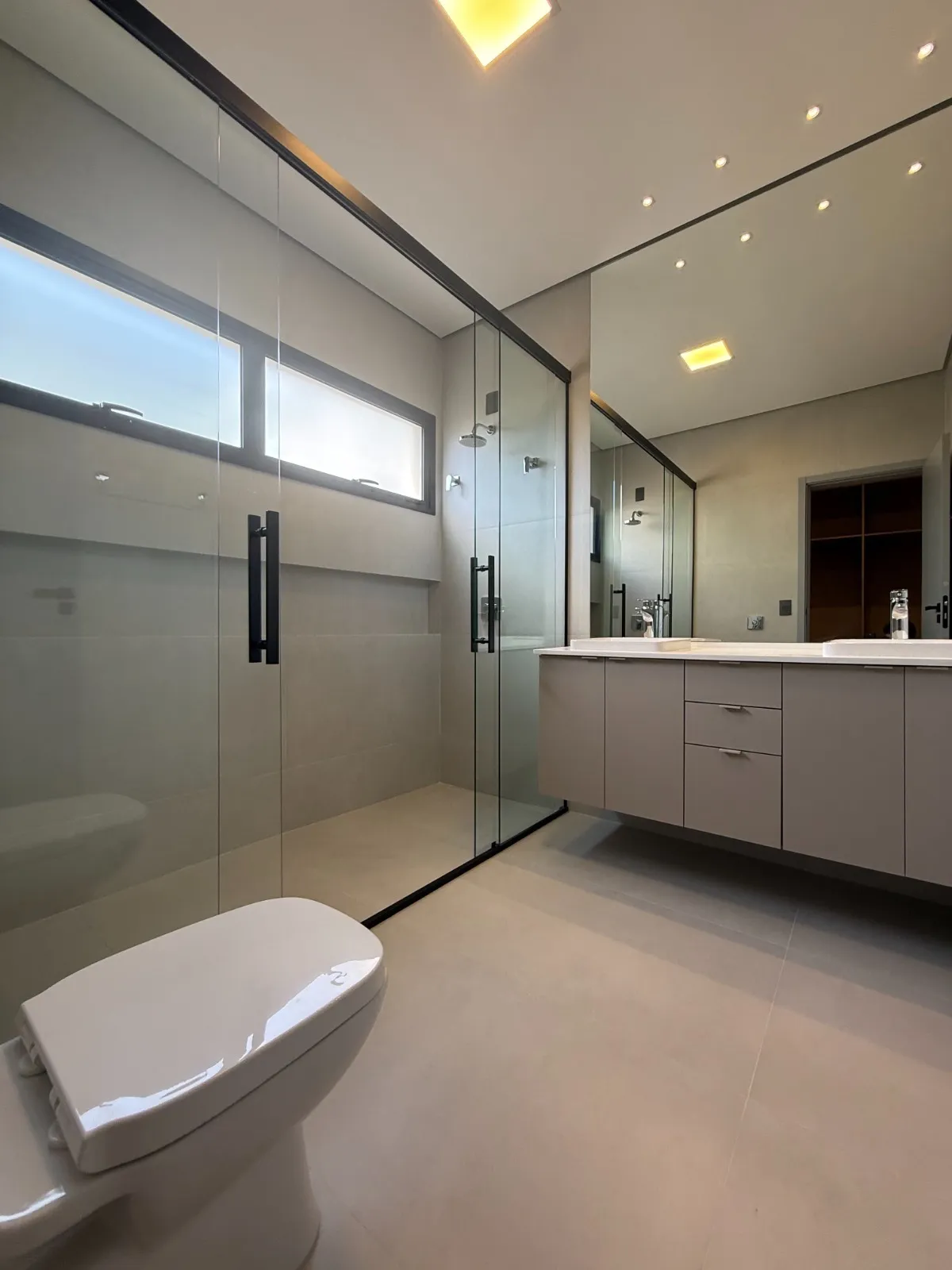 Casa Térrea Mobiliada à Venda com 4 suítes sendo 1 master e ampla área gourmet com piscina, 250m² no Condomínio Alphaville Nova Esplanada 3 em Votorantim/SP