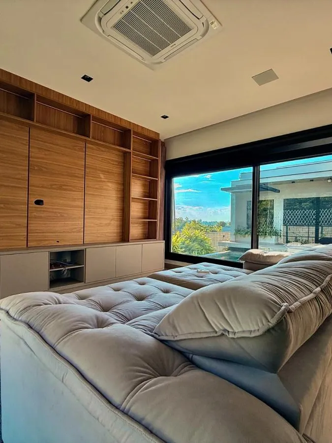 Casa Térrea à Venda com 5 suítes sendo 1 master, sala de tv e área gourmet com piscina, 460m² de área construída em um terreno de 1000m² no Condomínio Saint Patrick em Sorocaba/SP