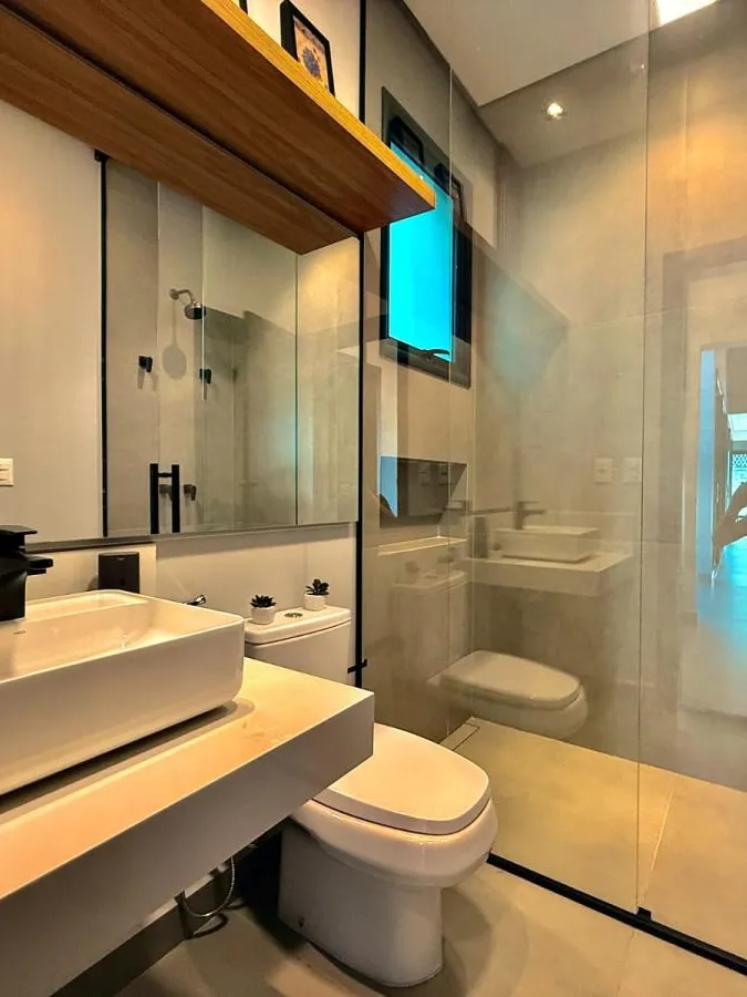 Casa Térrea à Venda com 5 suítes sendo 1 master, sala de tv e área gourmet com piscina, 460m² de área construída em um terreno de 1000m² no Condomínio Saint Patrick em Sorocaba/SP