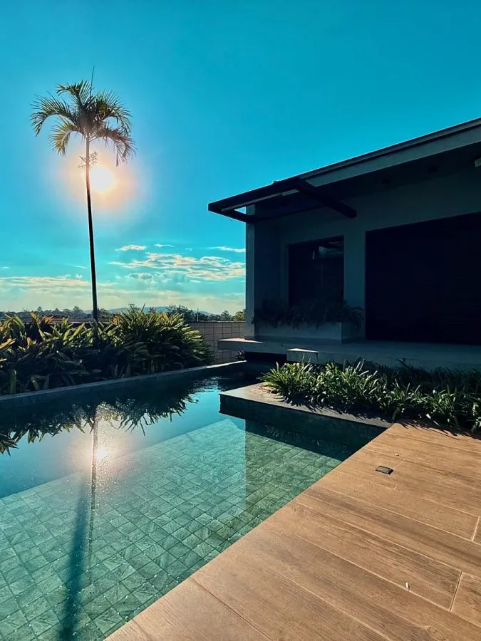 Casa Térrea à Venda com 5 suítes sendo 1 master, sala de tv e área gourmet com piscina, 460m² de área construída em um terreno de 1000m² no Condomínio Saint Patrick em Sorocaba/SP