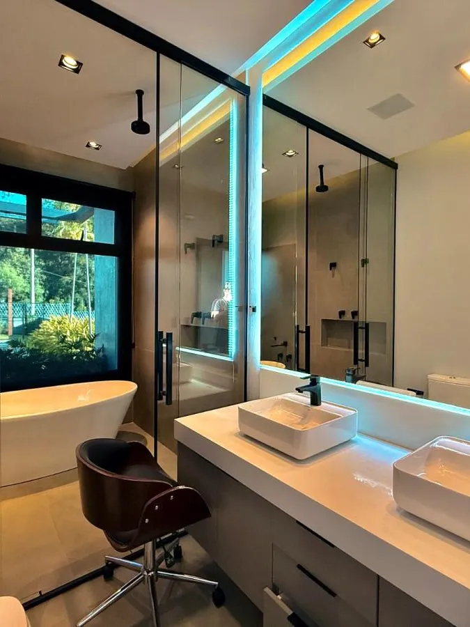 Casa Térrea à Venda com 5 suítes sendo 1 master, sala de tv e área gourmet com piscina, 460m² de área construída em um terreno de 1000m² no Condomínio Saint Patrick em Sorocaba/SP