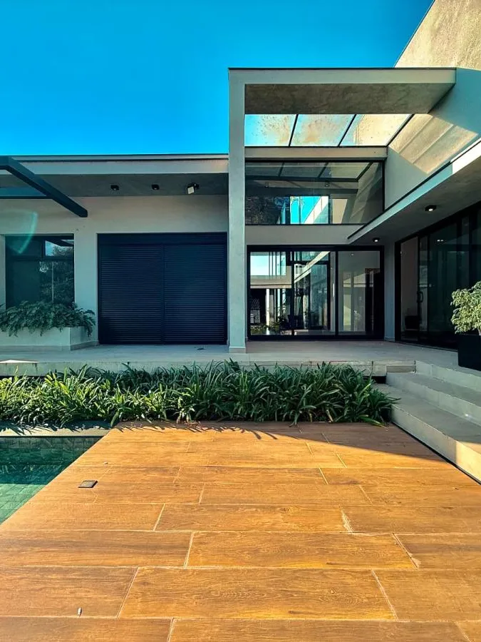 Casa Térrea à Venda com 5 suítes sendo 1 master, sala de tv e área gourmet com piscina, 460m² de área construída em um terreno de 1000m² no Condomínio Saint Patrick em Sorocaba/SP