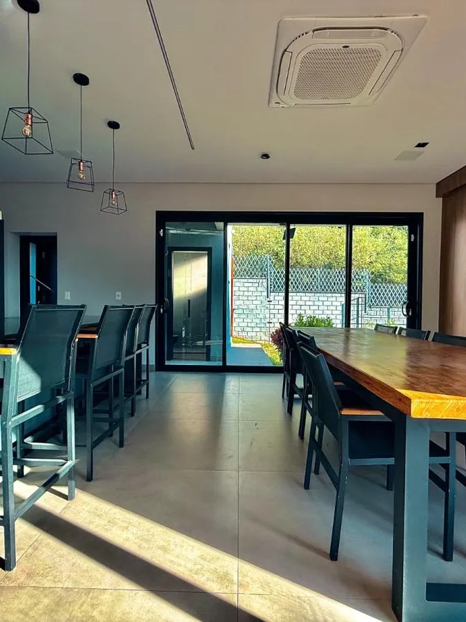 Casa Térrea à Venda com 5 suítes sendo 1 master, sala de tv e área gourmet com piscina, 460m² de área construída em um terreno de 1000m² no Condomínio Saint Patrick em Sorocaba/SP