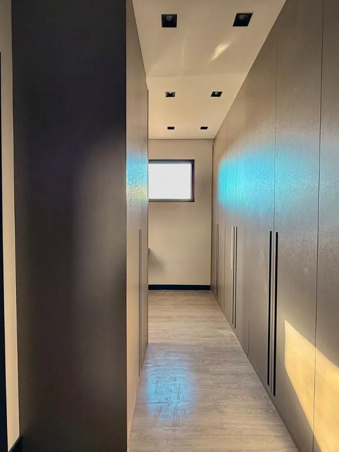 Casa Térrea à Venda com 5 suítes sendo 1 master, sala de tv e área gourmet com piscina, 460m² de área construída em um terreno de 1000m² no Condomínio Saint Patrick em Sorocaba/SP
