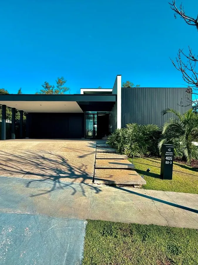 Casa Térrea à Venda com 5 suítes sendo 1 master, sala de tv e área gourmet com piscina, 460m² de área construída em um terreno de 1000m² no Condomínio Saint Patrick em Sorocaba/SP