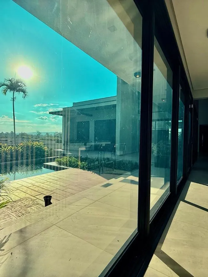 Casa Térrea à Venda com 5 suítes sendo 1 master, sala de tv e área gourmet com piscina, 460m² de área construída em um terreno de 1000m² no Condomínio Saint Patrick em Sorocaba/SP