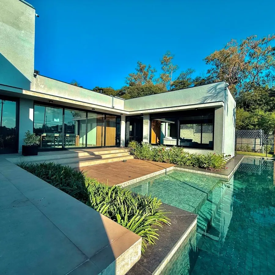 Casa Térrea à Venda com 5 suítes sendo 1 master, sala de tv e área gourmet com piscina, 460m² de área construída em um terreno de 1000m² no Condomínio Saint Patrick em Sorocaba/SP