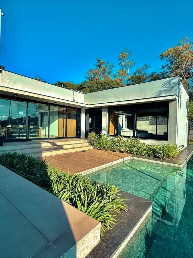 Casa Térrea à Venda com 5 suítes sendo 1 master, sala de tv e área gourmet com piscina, 460m² de área construída em um terreno de 1000m² no Condomínio Saint Patrick em Sorocaba/SP