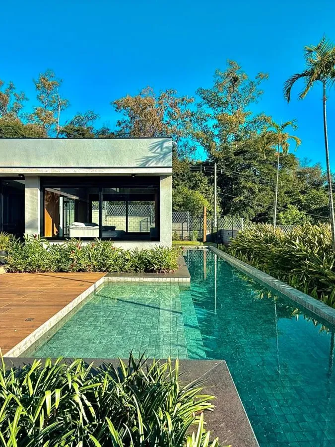 Casa Térrea à Venda com 5 suítes sendo 1 master, sala de tv e área gourmet com piscina, 460m² de área construída em um terreno de 1000m² no Condomínio Saint Patrick em Sorocaba/SP