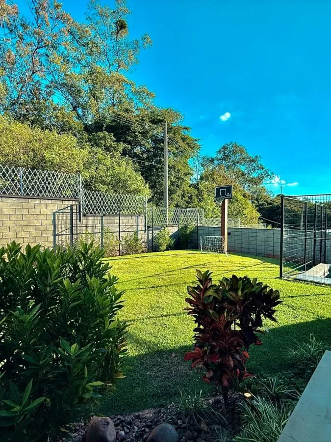 Casa Térrea à Venda com 5 suítes sendo 1 master, sala de tv e área gourmet com piscina, 460m² de área construída em um terreno de 1000m² no Condomínio Saint Patrick em Sorocaba/SP