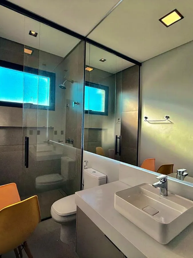 Casa Térrea à Venda com 5 suítes sendo 1 master, sala de tv e área gourmet com piscina, 460m² de área construída em um terreno de 1000m² no Condomínio Saint Patrick em Sorocaba/SP