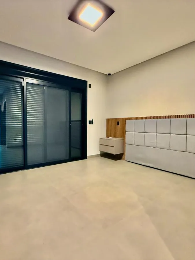 Casa Térrea à Venda com 5 suítes sendo 1 master, sala de tv e área gourmet com piscina, 460m² de área construída em um terreno de 1000m² no Condomínio Saint Patrick em Sorocaba/SP