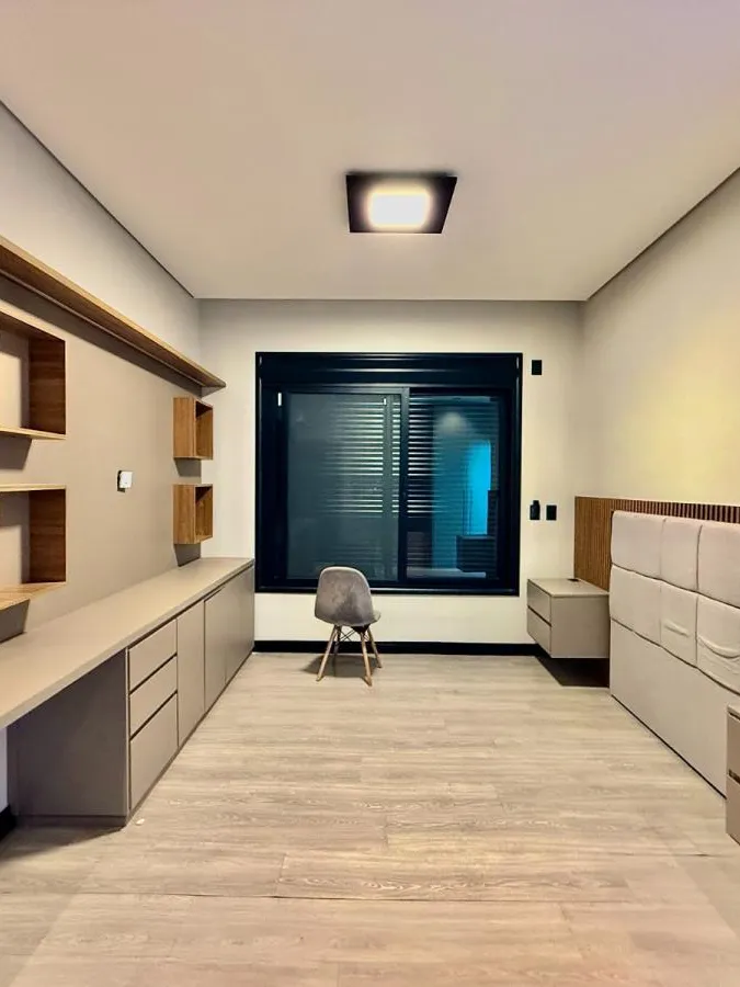 Casa Térrea à Venda com 5 suítes sendo 1 master, sala de tv e área gourmet com piscina, 460m² de área construída em um terreno de 1000m² no Condomínio Saint Patrick em Sorocaba/SP