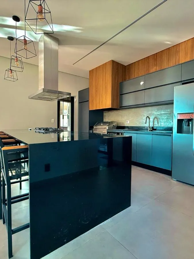 Casa Térrea à Venda com 5 suítes sendo 1 master, sala de tv e área gourmet com piscina, 460m² de área construída em um terreno de 1000m² no Condomínio Saint Patrick em Sorocaba/SP