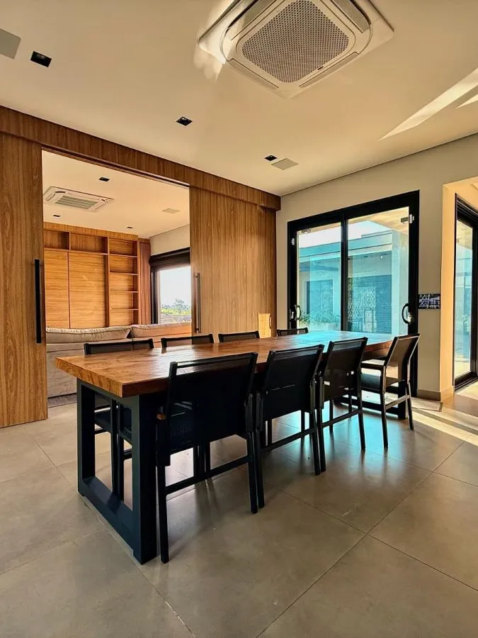 Casa Térrea à Venda com 5 suítes sendo 1 master, sala de tv e área gourmet com piscina, 460m² de área construída em um terreno de 1000m² no Condomínio Saint Patrick em Sorocaba/SP