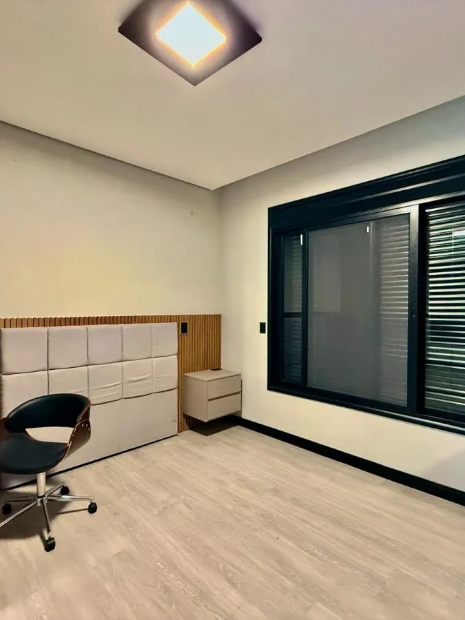 Casa Térrea à Venda com 5 suítes sendo 1 master, sala de tv e área gourmet com piscina, 460m² de área construída em um terreno de 1000m² no Condomínio Saint Patrick em Sorocaba/SP