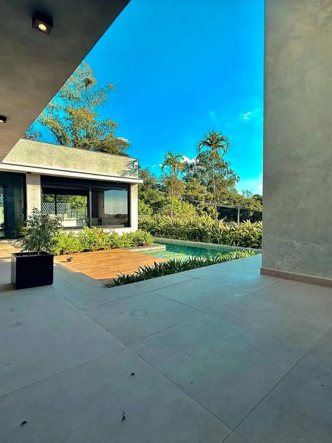 Casa Térrea à Venda com 5 suítes sendo 1 master, sala de tv e área gourmet com piscina, 460m² de área construída em um terreno de 1000m² no Condomínio Saint Patrick em Sorocaba/SP